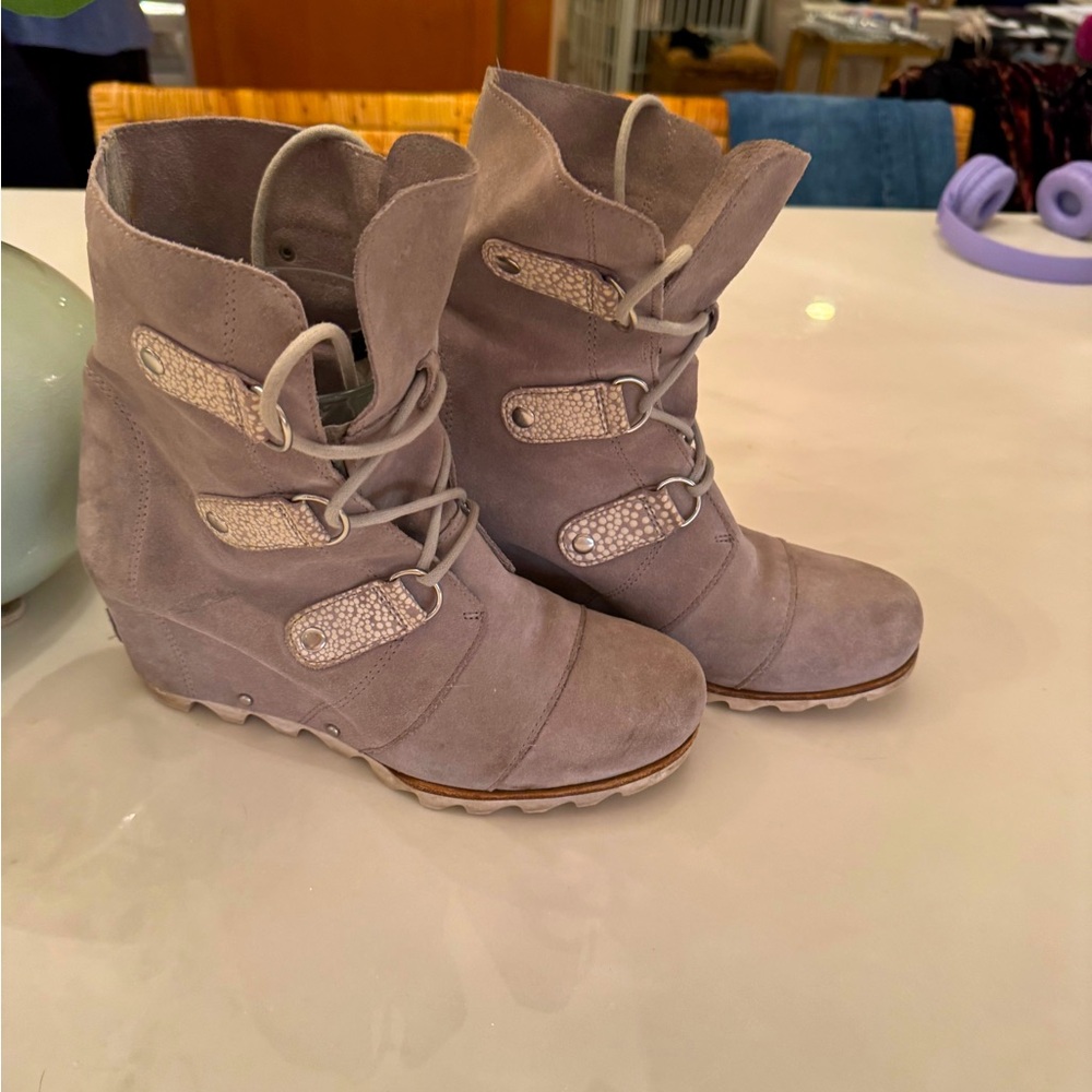 10.5 Sorel boots. Look so good and make you look tall!  These are nice!